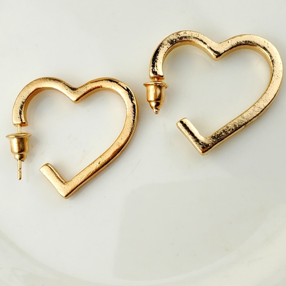 💫5/$25 Stunning Heart Earrings - Picture 3 of 3